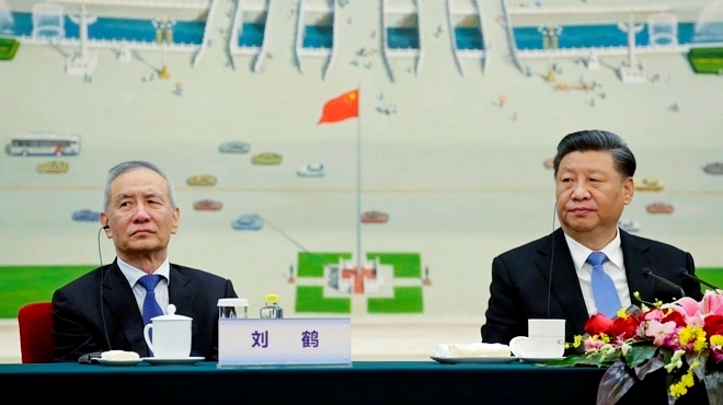 (오른쪽부터)시진핑 중국 국가주석이 류허 부총리와 함께 22일 인민대회당에서 신경제포럼 대표단을 만나고 있다. 사진=연합뉴스