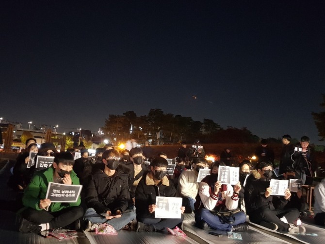 고려대 재학생들로 구성된 '1122 조O 부정입학 취소 집회 집행부'가 22일 조국(54) 전 법무부 장관 딸의 입학 취소를 촉구하는 집회를 열고 있다. 사진=뉴시스