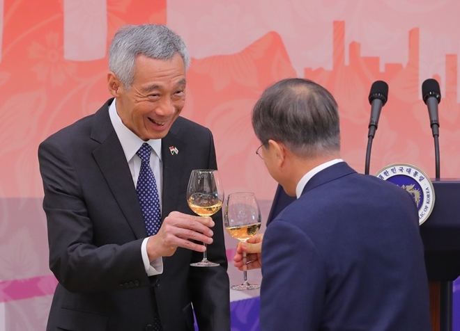 오는 25일 부산에서 열리는 ‘한·아세안 특별정상회의’에 참석하기 위해 23일 공식 방한한 리센룽(李顯龍) 싱가포르 총리(왼쪽)가 청와대 본관에서 열린 오찬에 참석해 문재인 대통령과 건배하고 있다. 사진=뉴시스