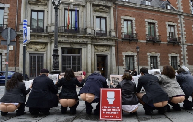 사진은 지난 2014년 ‘세계 화장실의 날’을 맞아 스페인 활동가들이 외무부청사 앞에서 ‘배변’퍼포먼스를 하고 있는 모습.