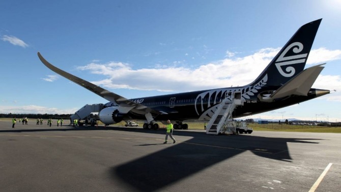 한국 노선에 재취항한 뉴질랜드항공의 드림라이너 787 여객기가 오클랜드 국제공항에 서 있다. 사진=스터프