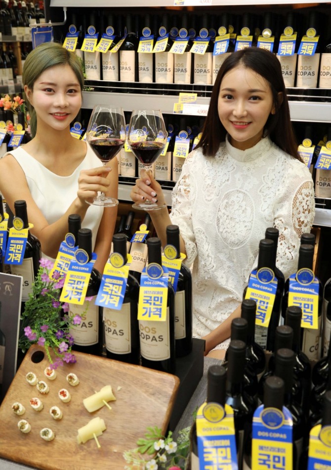 이마트가 출시한 초저가 와인 도스코파스가 100만병 판매를 앞두고 있다. 사진=뉴시스