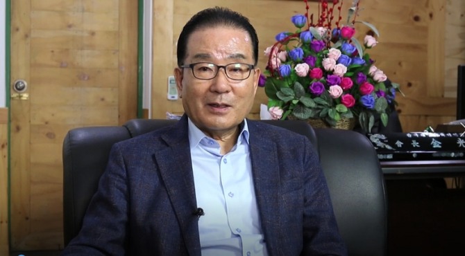 전설의 남성 트리오 '별셋' 출신 트로트 가수 김광진(74)씨가 뛰어난 가창력으로 건전가요 시장을 휩쓸고 만화 주제가를 불렀던 이야기를 유튜브를 통해 팬들에게 전했다.