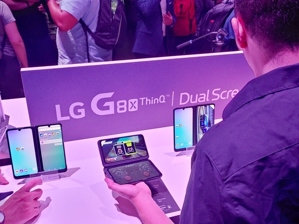 LG전자가 현지시간 21일 브라질 상파울루에서 현지 언론과 거래선들을 대상으로 연 LG G8X 씽큐 론칭행사에서 참석자들이 LG G8X 씽큐를 체험하고 있다. 사진=LG전자