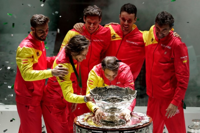 스페인 테니스 국가대표팀 선수들이 24일(현지시간) 스페인 마드리드에서 열린 2019 데이비스컵 결승(2단1복식)에서 캐나다를 2-0으로 제압, 우승을 차지한 뒤 트로피를 둘러싸고 기뻐하고 있다. 사진=뉴시스 