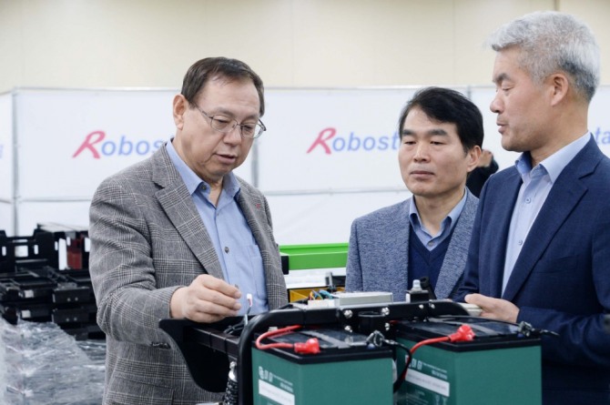 조성진 LG전자 부회장(사진 왼쪽)이 지난 3월 산업용 로봇 제조업체 '로보스타'를 방문한 자리에서 로보스타의 다양한 산업용 로봇을 살펴보고 있다. 사진=LG전자 제공