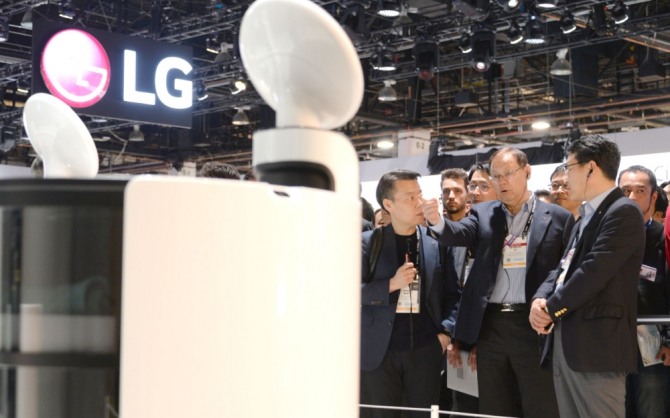 조성진 LG전자 부회장(사진 앞줄 가운데)이 지난 1월 美 네바다주 라스베이거스에서 열린 세계 최대 규모 정보통신(IT) 전시회 'CES 2019'에서 'LG 클로이(LG CLOi)' 로봇 제품들을 살펴보고 있다. 사진=뉴시스