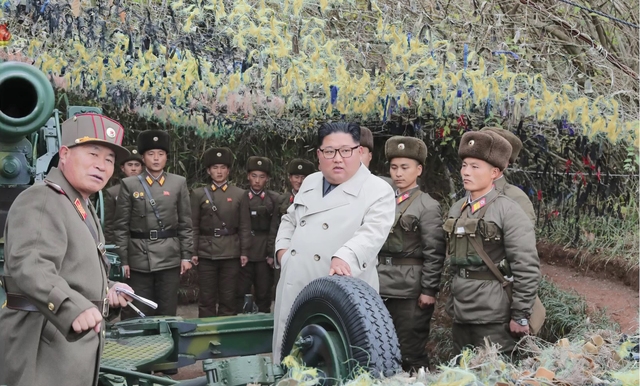 김정은이 시찰한 북한 창린도의 해안포 포신이 보인다. 사진=뉴시스