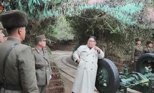 김정은이 시찰한 창린도 해안포대의 포 뒤로 레일이 길게 휘어져 이어져 있다. 사진=뉴시스