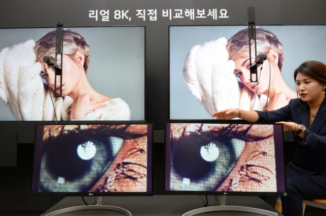  LG전자 직원이 지난 9월 17일 서울 여의도 LG트윈타워에서 열린 LG전자 디스플레이 기술설명회에 참석해 8K TV 제품들의 해상도 차이를 설명하고 있다. 사진=LG디스플레이 제공