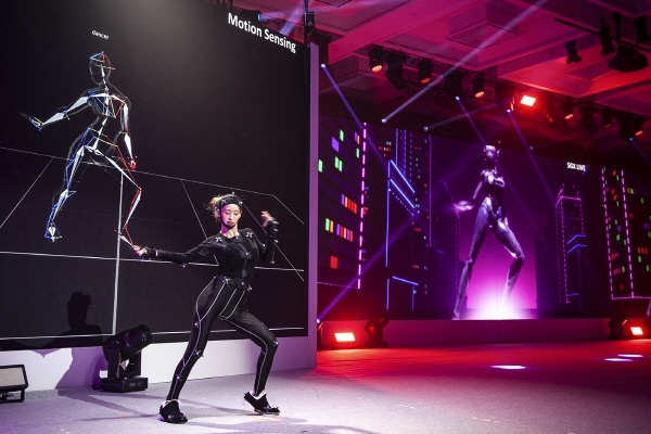 SK텔레콤이 한·아세안 환영 만찬 본 행사에서 선보인 '5GX K-POP퍼포먼스'에서 댄서의 춤이 모션 센싱 기술을 통해 실시간으로 복제돼 스크린에 나타나고 있다. 사진=SK텔레콤