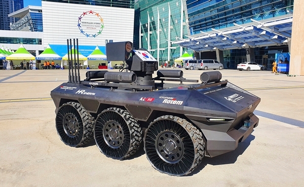 KT와 현대로템이 지난 25일 부산 벡스코에서 개최된 2019 한·아세안 특별정상회의에서 경호안전통제단 주관 아래 시연에 성공한 5G 다목적 무인차량 ‘HR-셰르파)’. 사진=KT