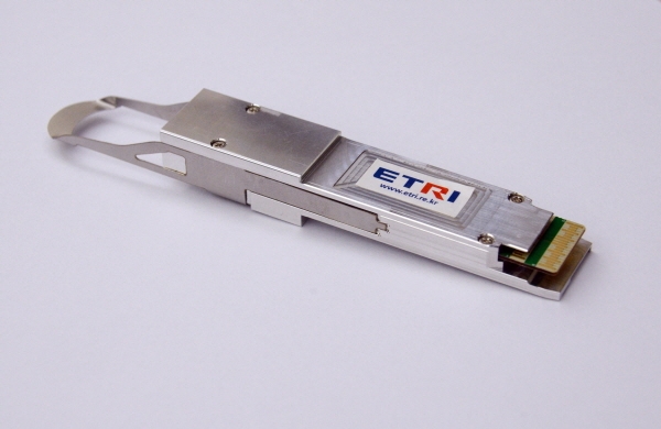 ETRI 연구진이 개발한 200Gbps 광트랜시버 모습. 중앙 금색부분이 200Gbps 광트랜시버으로서 향후 전화국사 내부 전송 장비에 탑재될 예정이다. 사진=ETRI