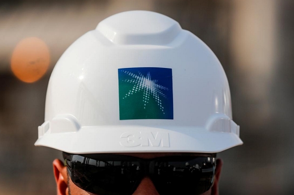 사우디 아브하크 아람코 석유생산시설에서 회사로고를 착용한 헬멧을 착용한 직원. 사진=로이터