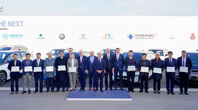 BMW 코리아가 산학협력 대학과 자동차과가 있는 특성화 고등학교, 정부 기관에 BMW와 MINI 차량 12대를 기증했다. 한상윤(왼쪽 아홉번째) 대표 등이 전달식 이후 기념 사진을 찍고 있다. 사진=BMW 코리아