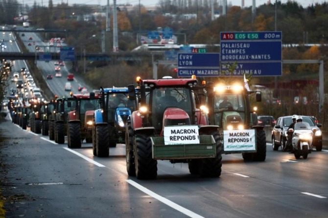 프랑스 농민들은 11월 27일(현지 시간) 프랑스의 농업 소득에 대한 비난과 농업 관행에 대해 비판하면서 파리로 가는 A6 고속도로에서 트랙터 시위를 벌였다. 사진=로이터