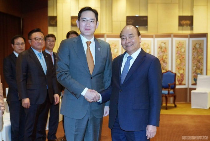 응우옌 쑤언 푹 베트남 총리(사진 오른쪽)가 28일 이재용 삼성전자 부회장과 만나 베트남에 삼성 반도체 공장을 지어달라고 요청한 후 악수하고 있다.  사진=베트남 총리실 페이스북. 