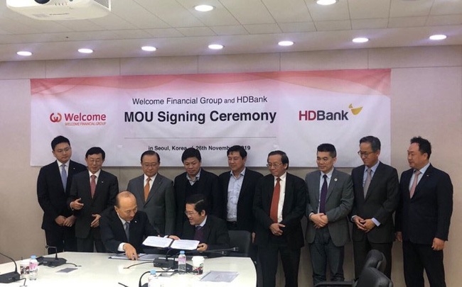 웰컴금융그룹과 베트남 HD뱅크가 상호금융 서비스 협력을 위한 MOU를 체결하고 있다. 사진=CAFEF
