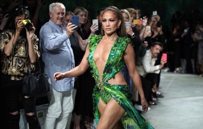 제니퍼 로페즈(50)가 지난 9월20일(현지시간) 밀라노 패션위크 '2020 봄/여름 베르사체 패션쇼'에서 카리스마 넘치는 캣 워크를 보이고 있는 장면.