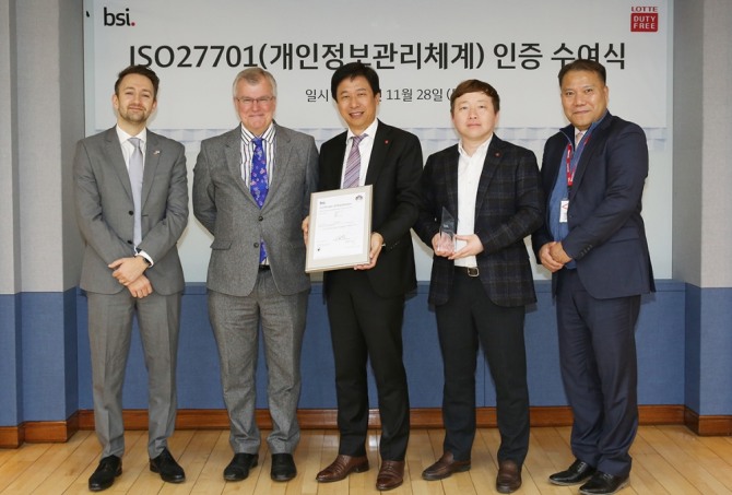 28일 한국주재 영국대사관에서 열린 ISO27701(개인정보관리체계) 인증 수여식에서 인증서 수여 후 기념촬영을 하고 있다. (왼쪽부터) 마크 버티지 경제 참사관, 사이먼 스미스 주한 영국대사, 이갑 롯데면세점 대표, 이호용 롯데면세점 정보전략팀장, 최영석 BSI 그룹 코리아 본부장. 사진=롯데면세점