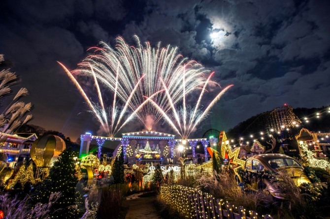 에버랜드의 로맨틱한 초겨울 밤을 더욱 눈부시게 만들어 줄 환상적인 야간 공연도 풍성하게 펼쳐진다. 타임 오디세이 불꽃쇼. 사진=에버랜드