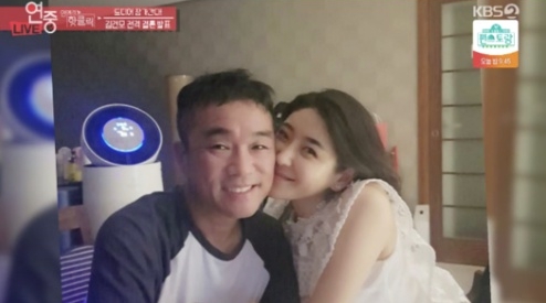 가수 김건모가 28일 아버지 1주기를 지나서 결혼한다며 피아니스트 장지연과 결혼 연기 사유를 밝혔다. 사진=KBS2TV 방송 캡처