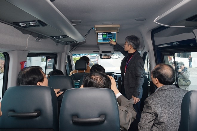 정희상 ETRI 책임연구원이 버스용 기가급 와이파이 기술을 시연하고 있는 모습. 사진=ETRI