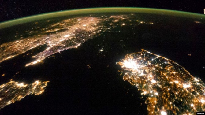 남북한간 발전량의 차이를 보여주는 남북한의 밤 사진. 지난 2014년 2월 국제우주정거장에서 촬영한 한반도. 한국, 중국과 대조되게 북한은 불빛이 거의 없이 암흑에 덮여있다. 사진=미국 항공우주국(나사)로이터