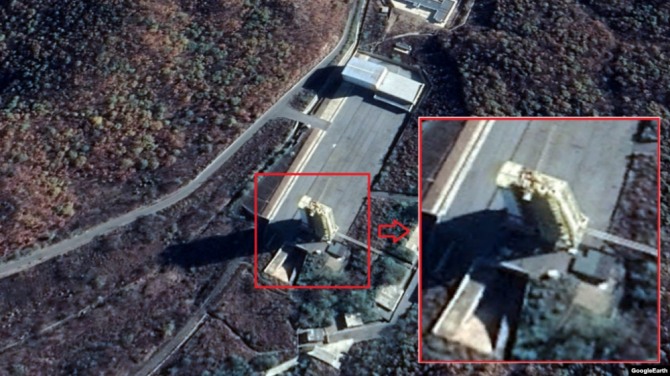 동창리 서해 발사장의 발사대 뒤쪽으로 5~6개의 새로운 물체가 포착됐다. 상당수 과거 위성사진에 없던 것들로 차량과 장비로 추정된다. 사진=구글어스/CNES