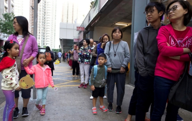 홍콩에서 시민들이 구의회 선거에 참여하기 위해 투표소 앞에서 긴 줄을 이루고 있다. 사진=뉴시스