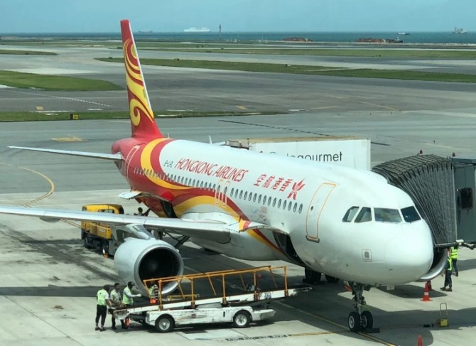 홍콩항공이 홍콩 시위의 장기화에 따른 여객 수요 급감으로 직원 월급 지연에 이어 기내 엔터테인먼트 서비스도 중단했다.