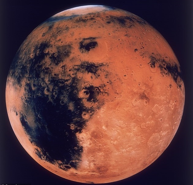미국항공우주국 나사는 내년에 화성 생명체 탐사 전용 탐사로봇을 보낼 예정이다. 그러나 오하이오대 윌리엄 로모저 명예교수는 이미 화성에서 생명체의 증거를 발견했다고 주장한다. 사진=나사