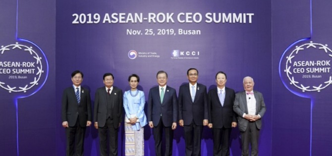 문재인 대통령(왼쪽에서 4번째)이 지난 25일 부산 벡스코 제2전시장에서 열린 2019 한-아세안 특별 정상회의 ‘CEO 서밋(Summit)’에서 참석자들과 기념촬영 하고 있다.  사진=뉴시스