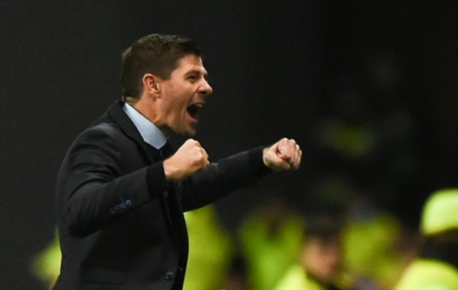 올해 발롱도르 수상자로 친정집 리버풀 MF 판 다이크를 강력하게 추천한 스티븐 제라드.