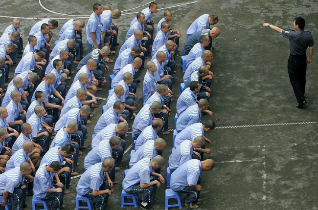 사진은 시진핑 주석의 강압통치에 의해 감옥과 다름없는 수용시설에서 교화란 명분으로 탄압을 받고 있는 신장위구르인 수용자들. 