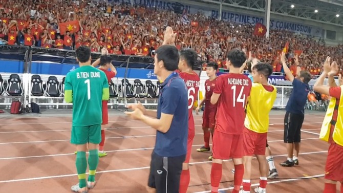  박항서 감독이 이끄는 베트남 22세 이하(U-22) 축구 대표팀이 1일 필리핀 마닐라 리살 기념 경기장에서 펼친 동남아시아게임 축구 B조 3차전에서 인도네시아에 2-1로 역전승한 뒤 베트남 축구팬들과 기뻐하고 있다. 사진=베트남축구협회 페이스북 영상 캡처