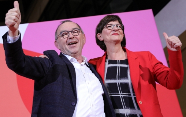 독일 연정의 일익을 담당하는 사회민주당(SPD)의 새 당수선거에서 보수연립에 비판적인 발터 보르얀스(왼쪽)와 자스키아 에스켄 조가 승리하면서 정권의 향방에 불투명감이 생기고 있다.