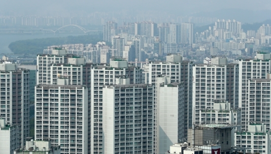 12월 분양시장은 3만 46가구가 일반에 공급될 예정이며  수도권은 2만 148가구가 일반에 분양될 예정이다. 서울에 있는 아파트 단지들의 모습. 사진=뉴시스