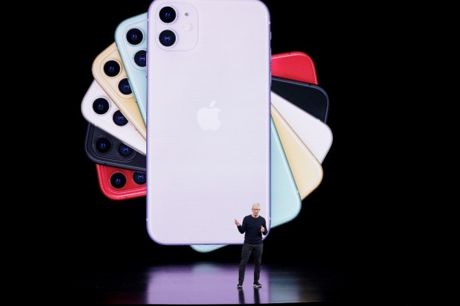지난 9월 19일 팀 쿡 애플 CEO가 아이폰11 신제품을 공개했다. 신제품 출시에 힘입어 9월, 10월 전세계 스마트폰 판매량이 상승세를 보이고 있다. 사진=뉴시스