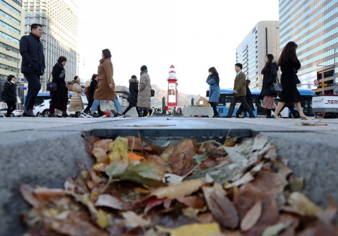  시민들이 지난 2일 서울 종로구 광화문광장에서 두꺼운 옷을 입고 걷고 있다.사진=뉴시스
