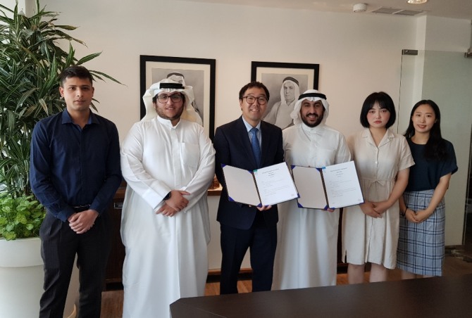 설빙 해외사업본부 조규효 이사(왼쪽에서 세번째)와 쿠웨이트 ‘무할라브알가님(MuhallabAlghanim)’ 그룹 수나얀알가님(ThunayanAlghanim) 대표(오른쪽에서 세번째), 관계자 등이 지난 7월 마스터 프랜차이즈 계약을 체결 후 기념촬영을 하고 있다. 사진=설빙