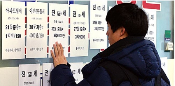 서울 강남구 대치동의 한 부동산 중개업소 앞을 지나는 시민이 매매시세표를 살펴보고 있다. 사진=뉴시스