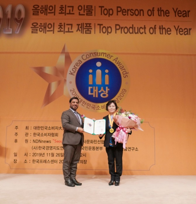 윤경주 BBQ 부회장(사진 오른쪽)이 '2019 대한민국 소비자 대상 최고 브랜드상'을 수상하고 있다. 사진=제너시스BBQ그룹