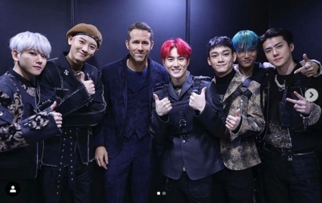 배우 라이언 레이놀즈(왼쪽에서 세 번째)가 SNS에 올린 한국방문 때 EXO와 함께 찍은 사진.