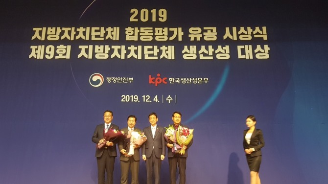 전남 순천시(시장 허석)는 4일 정부세종컨벤션센터에서 열린 2019년 ‘제9회 지방자치단체 생산성 대상’ 시상식에서 최우수 기관으로 선정, 국무총리상을 수상했다. /전남 순천시=제공