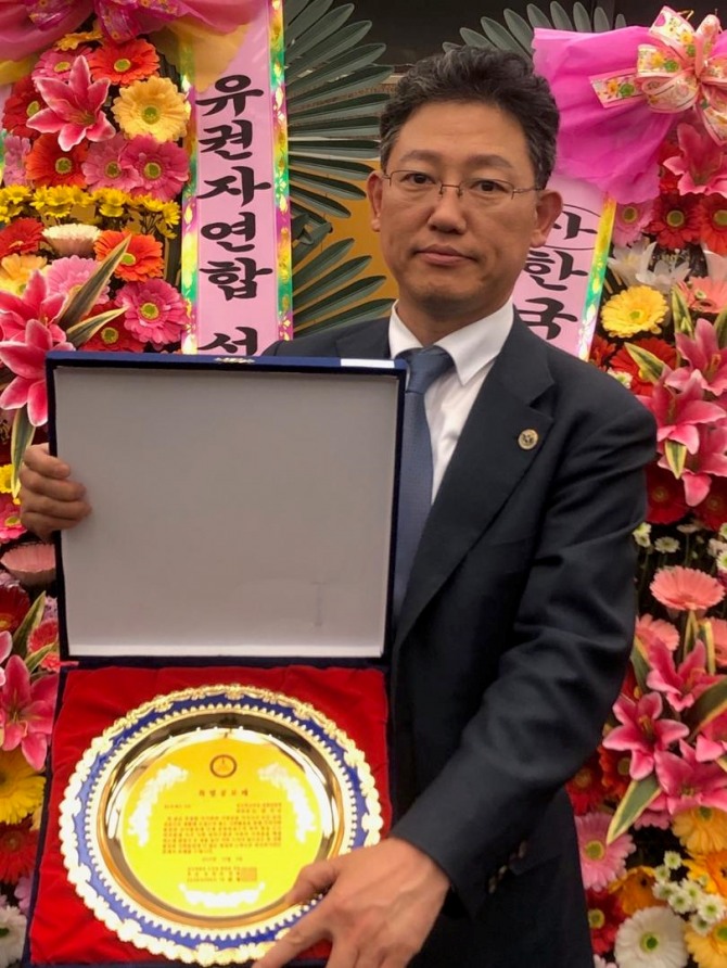 노남수 전국혁신비상대책위원장이 최근 호남유권자연합이 선정한 ‘2019 최우수단체상’을 수상하는 영예를 안았다. /전국혁신비상대책위원회=제공