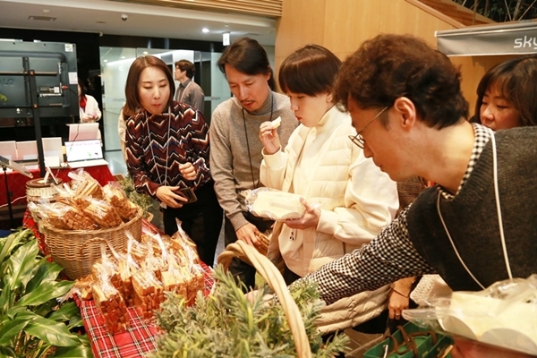 4일 서울 상암동 KT스카이라이프 본사에서 열린 허브아일랜드 제품 할인 행사에서 스카이라이프 임직원들이 제품을 구경하고 있다. 사진=KT스카이라이프