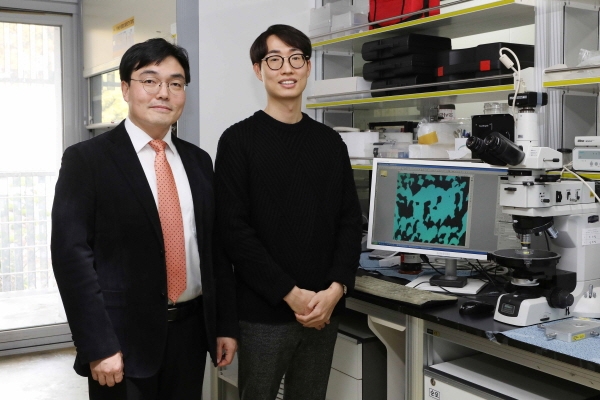 KAIST 화학과·나노과학기술대학원 윤동기 교수 연구팀이 나선 나노 구조체를 만드는 액정 물질을 이용해 광결정 필름을 제작해 카이랄 물질을 별다른 기기 없이 눈으로 검출하는 데 성공했다고 5일 밝혔다. 사진 왼쪽부터 윤동기 교수, 박원기 박사과정. 사진=KAIST