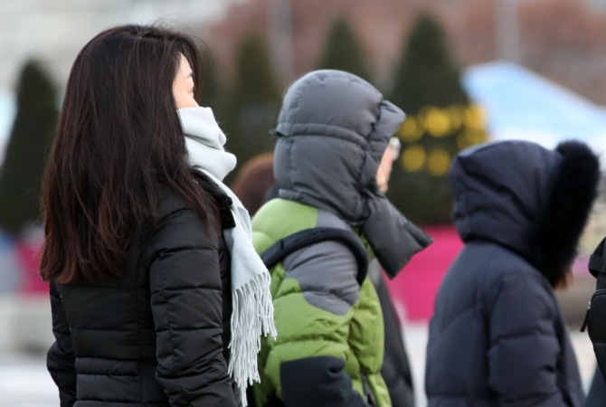 전국 지역 대부분이 영하권 날씨를 보이는 지난 5일 오전 서울 종로구 광화문 광장 앞 네거리에서 시민들이 두꺼운 옷을 입고 걸어가고 있다. 사진=뉴시스