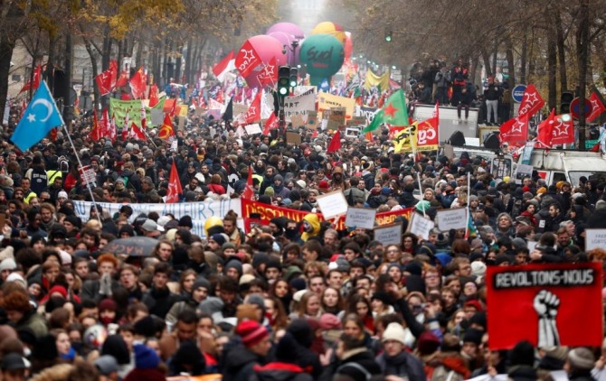 5일(현지시각) 프랑스 전역에서 정부의 연금제도 개편을 반대하는 시위가 벌어졌다. 사진=로이터